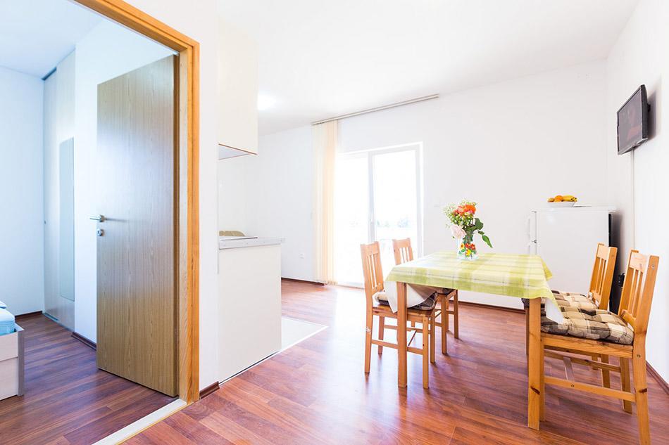 Apartment Mladenka 20m From Marina!